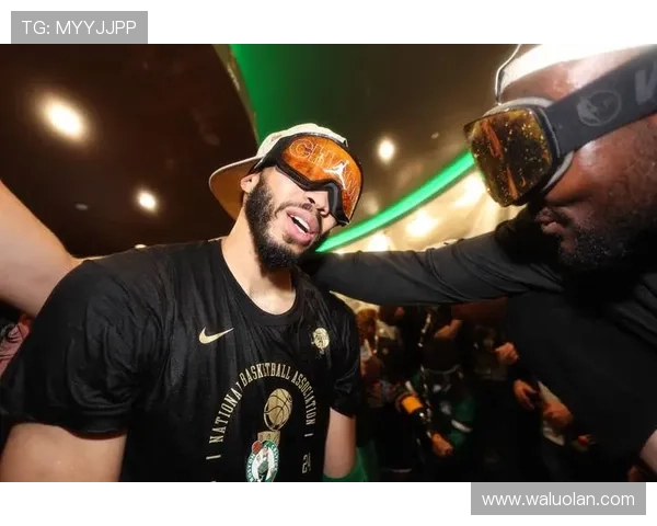 [NBA]塔图姆转身过掉里夫斯 突到篮下双手灌筐.